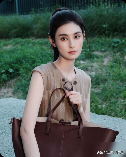 凌晨直播脱口而出的一句爆料，直接把同剧组女星拉下水，连老戏骨都得紧急切割。
8月24日凌晨，演员韩沛颖直播情绪崩溃，哭诉戏份被删。弹幕一拱火，她脱口一句她14岁就跟某导了。发现惹了大祸，又秒认怂改口说是我自己。
这波操作太魔幻。24日上午韩沛颖发长文道歉，刘浩存方根本不买账，直接甩出律师声明。更