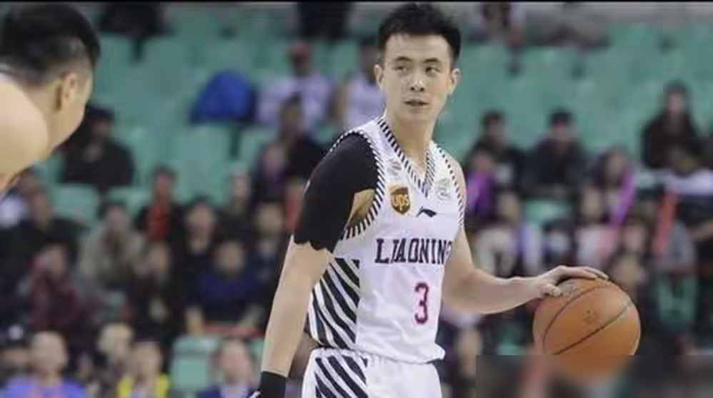 胡金秋都结婚了，场上抢板比单身小伙还狠。
中国男篮12人名单一拉，7个有家有口，5个还单着。结果热身赛一打，所谓成家分心的说法直接被打脸。胡金秋结了婚，打日本队20分12个篮板，劈扣大帽样样来。赵继伟也一样，老婆孩子热炕头，场上该控的场、该稳的节奏一点没耽误。
反倒是几个没结婚的年轻后卫，快攻冲