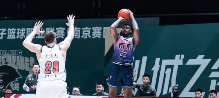 南京同曦外援弗兰克斯两场就被解约，这事儿挺扎心。10月20日深夜俱乐部官宣友好协商分道扬镳，可球迷都记得前两轮他场均12分钟拿2分4板，投篮7中1命中率14.3%，打广州那场7分钟挂零，下半场直接不见人影。咱们看球这么多年都明白，外援拿的是美元欧元价，占的是同时最多3个、全季6人次的稀缺名额，老板真