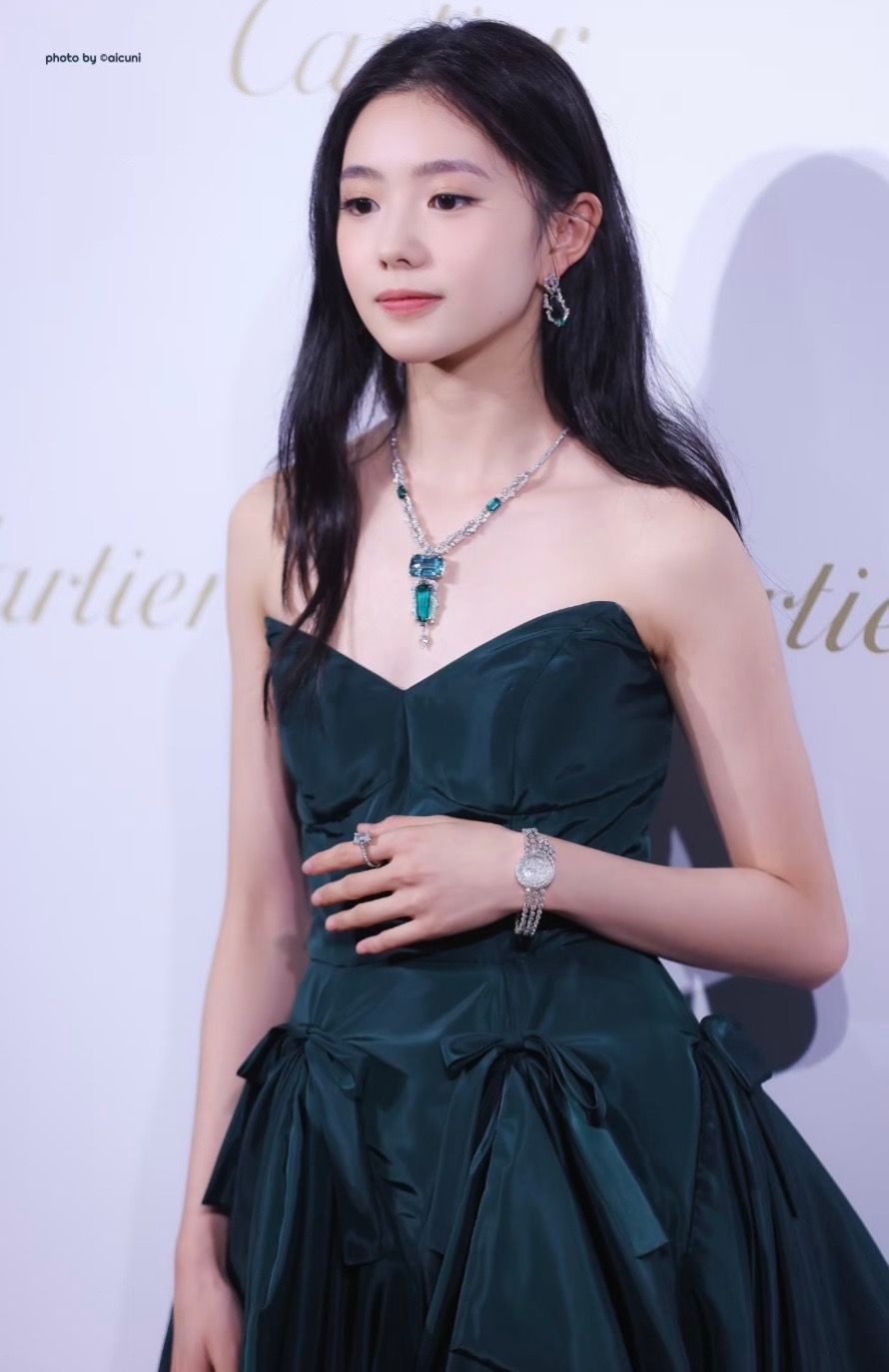 #刘浩存[超话]#  与珠宝并肩的美貌
211015 卡地亚活动 ​