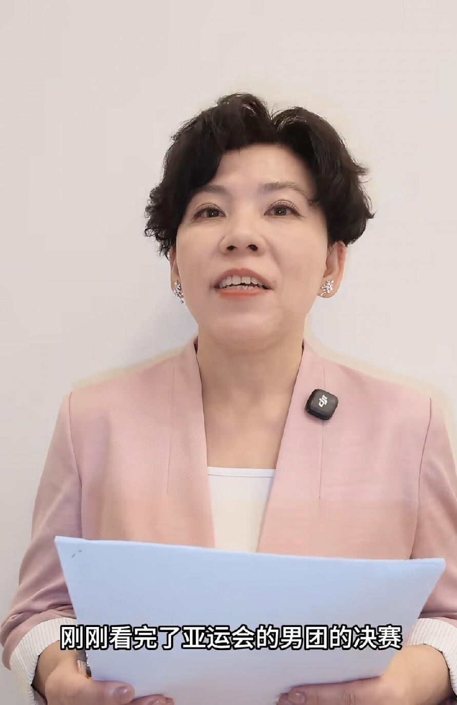 名古屋的球台泛着冷光，松岛辉空最后一板砸下来，全场声浪像潮水漫过头顶。 王楚钦站在挡板边，毛巾搭在脖子上，汗珠顺着下颌线往下淌——三个小时前，他从0比2的悬崖边爬回来，连扳三局把中国队从起跑线上拽住。 19岁的温瑞博低着头，指尖发颤，第一次站上决赛台，连扛两场，学费交得有点狠。 邓亚萍说排阵太凶了，