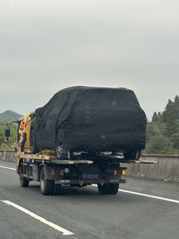 高速路上偶遇领克900L