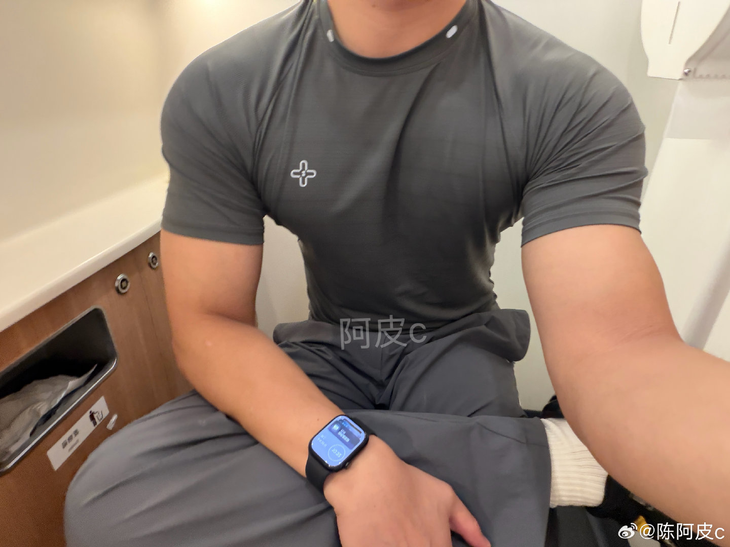 #第一批戴运动手环的受害者出现了#天天戴手表，摘下来手臂上那一块皮肤白一点，流汗戴久了有点湿疹，一般戴一会我就摘下来放一会 ​