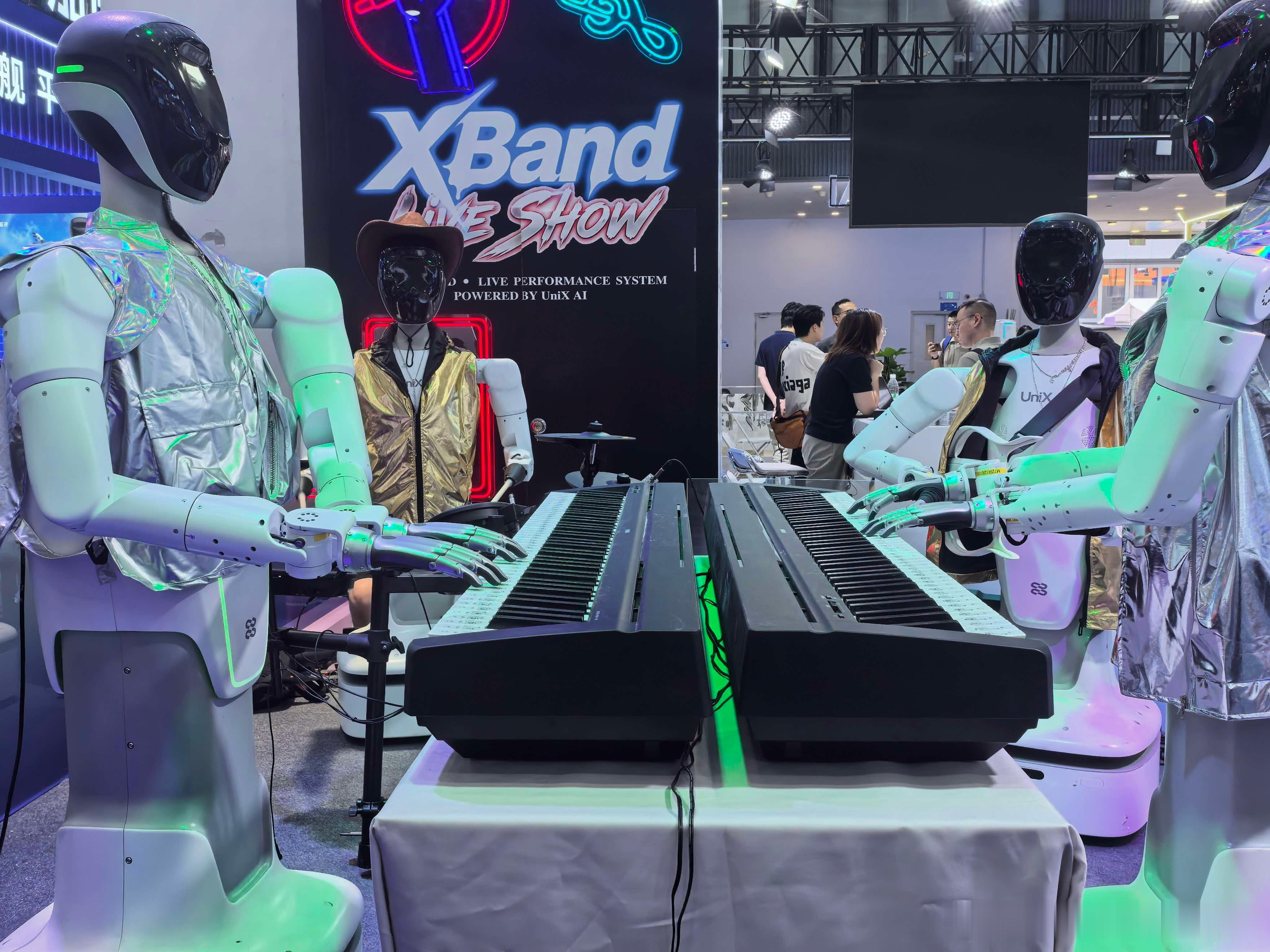 被2026世界机器人大会震撼到了！

3000+件展品、300+款首发新品，373家企业同台，走进北京亦庄的北人亦创国际会展中心，真的像一脚踏进了未来世界。

“交警机器人”已经在31个城市路口指挥交通了，煮面机器人一分钟就能递出一碗热腾腾的面，机器人乐队当时正在演奏北京欢迎你，甚至还有正在做手术的机 ​