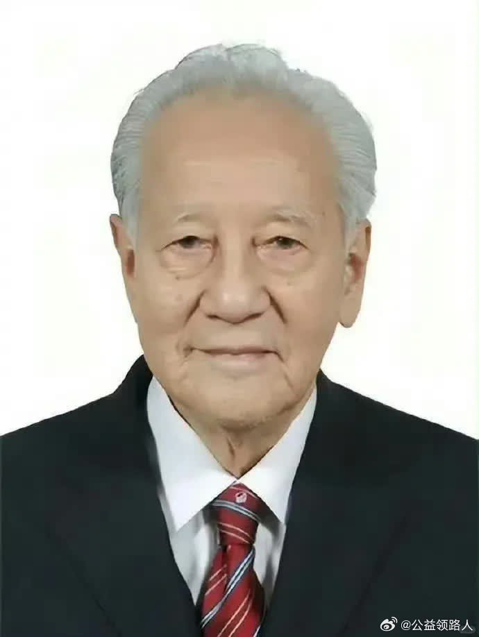 致敬 ​！！  
核潜艇之父黄旭华，今年已经100岁了，致敬 ​！！ ​​​
