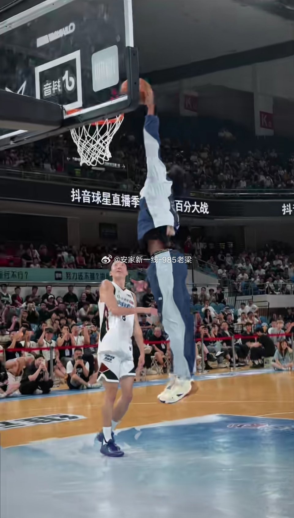 现在这些nba顶级球星扎堆到我们这儿来搞钱啊 ，百分大战也打了，白酒也喝上了 。都说伦纳德是卡帧乔丹，实际和这边一对一的打起来对比，这动作是真快啊！ ​