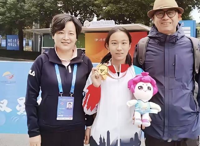陈妤颉的母亲黄叶静，豁达朴实、为人低调。她和丈夫陈长丰都曾是浙大高水平短跑运动员，两人还是二中校友。 ​