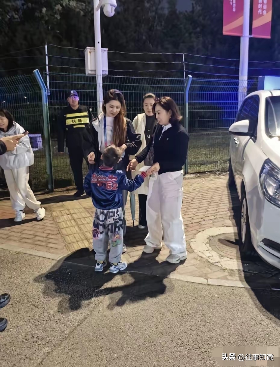梁靖崑的妈妈很年轻，也有气质。

昨晚她和奚美丽、二宝一同到场观看河北省运会开幕式，奶奶牵起二宝的小手，二宝和妈妈低声交谈。奚美丽长相出众，婆婆穿搭得体，一家人外形都很亮眼。这次到唐山没有带上凉皮，说不定二宝回去会和它分享见到孙颖莎的事，凉皮怕是要吃醋了。

看台上这一家子，颜值确实扎眼，可真正把网
