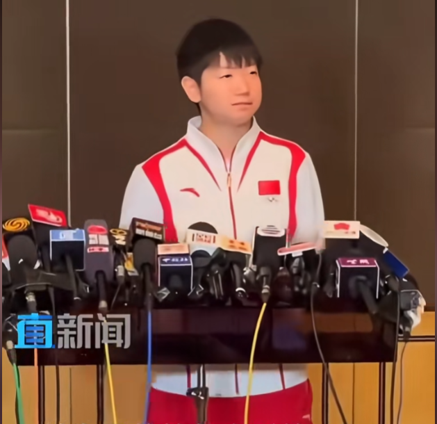 央视专访孙颖莎这段真心话，看完瞬间破防了😭
所有人都把她当成不会累、不会输的天才，是天生的大心脏，却很少有人看见她硬扛下来的压力。
记者问到巴黎奥运女单留下的遗憾，她很坦然：谁不渴望单打金牌，可站在赛场上最先想到的是为国争光，不管谁拿到奖牌，都是中国队的胜利。
她也第一次坦诚，奥运会之后很长一段时间