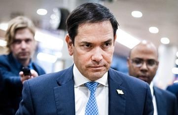 美国国务卿鲁比奥一纸声明，正式把叙利亚从“支持恐怖主义国家”名单里撤了下来，顺带还把“叙利亚沙姆解放武装”从恐怖组织名单上划掉了。消息传回大马士革，街头巷尾议论声四起，过渡政府官员忙着对镜头说欢迎，财政部长更是直言这波操作能给叙利亚带来投资和技术。可画面一转，普通叙利亚人手里攥的还是贬值的叙镑，面包
