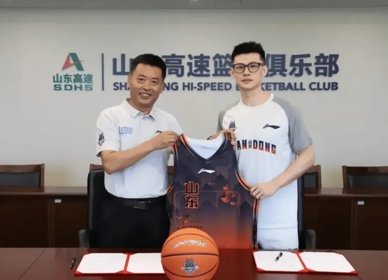 #山东高速签约王岚嵚# 王岚嵚签约，山东高速男篮一门三状元！
王岚嵚加盟山东高速一事终于落地。四年长约算是双方彼此的信任。也是为这个漫长的引援过程画上圆满的句号。山东孩子，不会轻易质疑俱乐部给自己画大饼。能够全心全意，像陶汉林一样为球队效力。
签约王岚嵚之后山东高速将拥有三个状元，除 ​