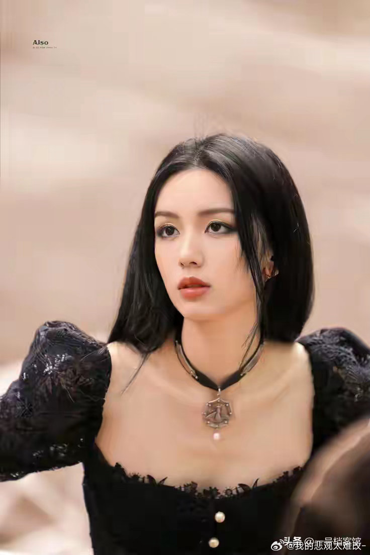 2026中国女演员评选出了！
内娱选美的榜单大家见得多了，可这份由海外网友票选出来的最美中国女演员十强名单一公布，还是在国内社交平台上炸了锅
迪丽热巴力压群芳拿下冠军，赵露思紧随其后排第2，白鹿占据第3，虞书欣、田曦薇、周也、沈月排在中段，杨紫却只拿到第8，万鹏和王楚然排在第9和第10。 ​