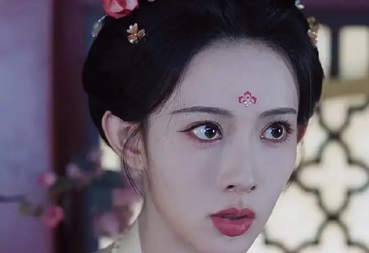 孟子义和李昀锐前脚刚把《九重紫》的虐恋演完，后脚又在《尚公主》聚首，结果大家第一反应不是好磕，而是容易串台。
搭档还是那两个人，演技挑不出毛病，身材长相也都撑得住古偶的排面。
可定睛一看，这服化道、发包和眼神，怎么看都像是窦昭换了身衣裳，宋墨脱了铠甲换了身长衫？
现在的古装剧流水线，真是连稍微