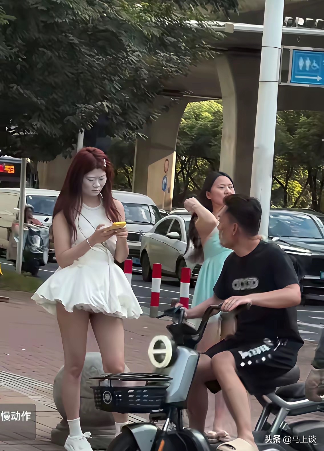 这俩女孩太迷人了，吸引得路过大哥怼脸欣赏，都忘了走道了。