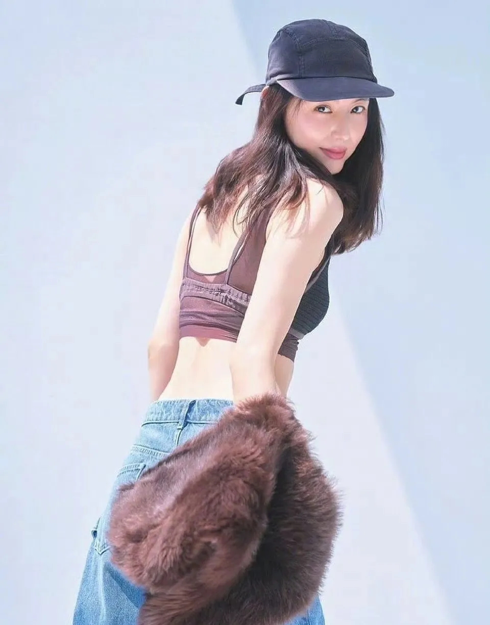 阳光下的时尚少女，年轻时代的长泽雅美，帽子和毛绒外套的搭配，轻松又帅气...