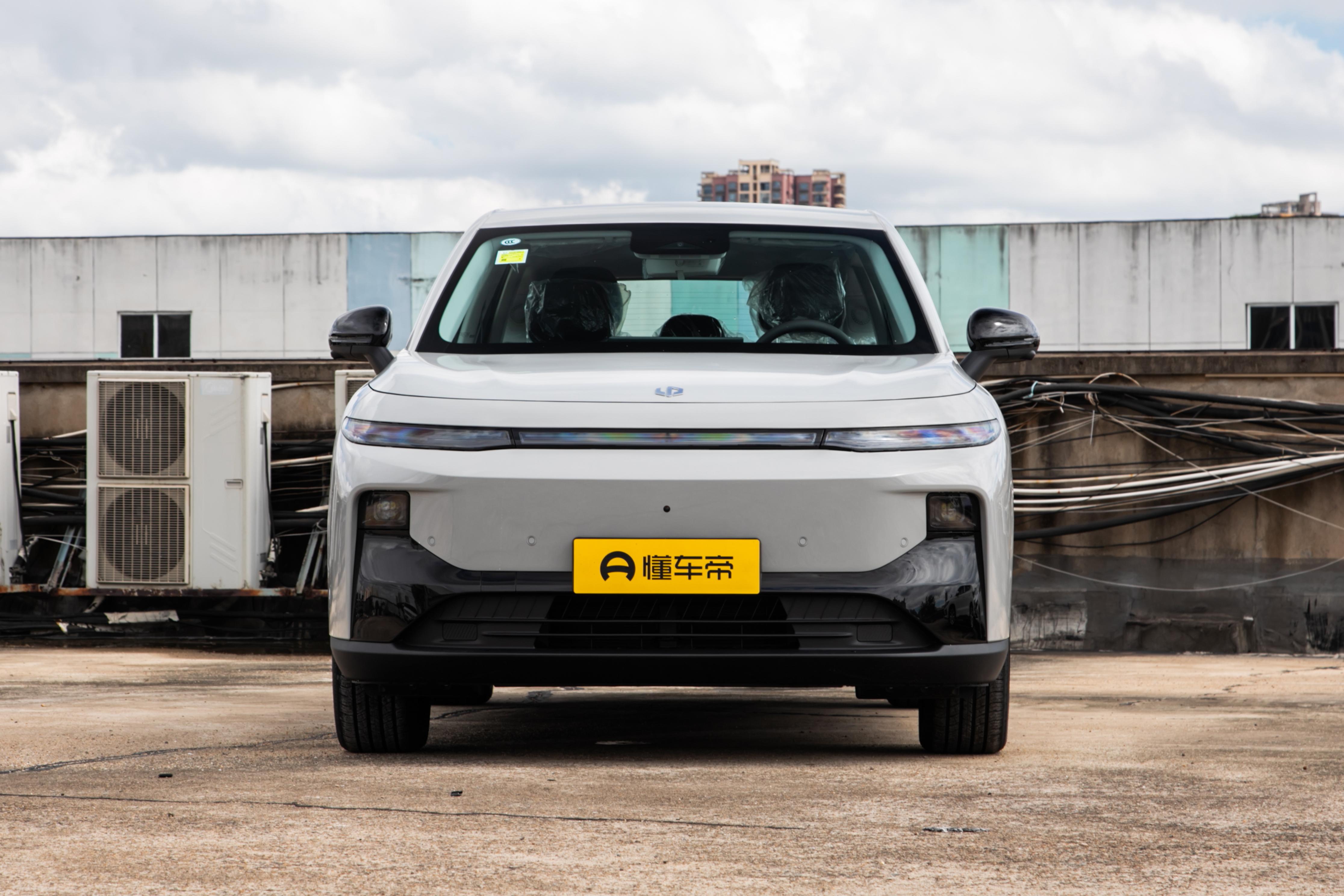 谈起零跑B10，我的感觉是“入门价位里的堆料狂魔”。
外观设计挺克制，没有夸张的线条，但那个贯穿式灯组在夜晚点亮时，确实比同价位车有辨识度。坐进车内，双大屏很抢眼，但屏幕边框粗得让人一秒出戏，而且内饰那些硬塑料的纹理，摸上去就知道成本控制到了骨子里。
开起来是它最分裂的地方。底盘调校意外地有韧性，过