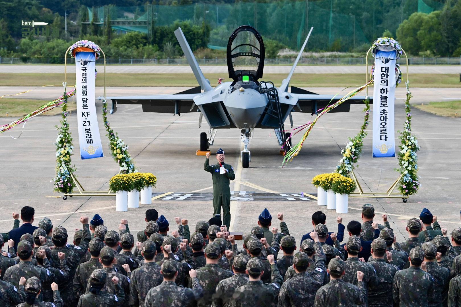 首架KF-21量产机交付韩国空军

这白对联，这菊花……

[泪奔][泪奔][泪奔] ​