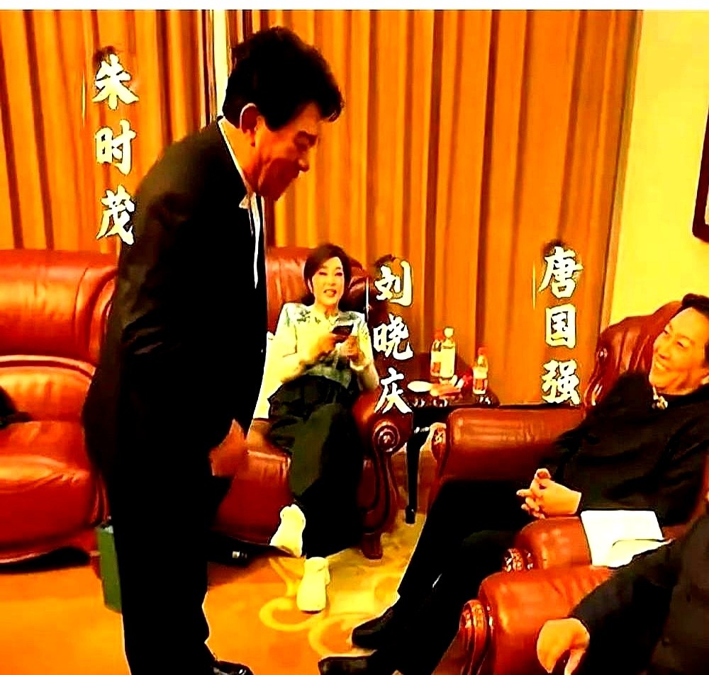 唐国强和刘晓庆翘着二郎腿坐着，朱时茂站在旁边身子前探，一张饭局照让朱时茂被网友骂成了“有求于人、太显卑微”。

看个坐姿就脑补地位高低，纯粹是没看懂这几十年的老交情。1979年拍《小花》，唐国强硬背着崴脚的刘晓庆走了三里山路；去年刘晓庆从影50周年，朱时茂当众抖搂当年追她的人排队给打洗脚水。

四十