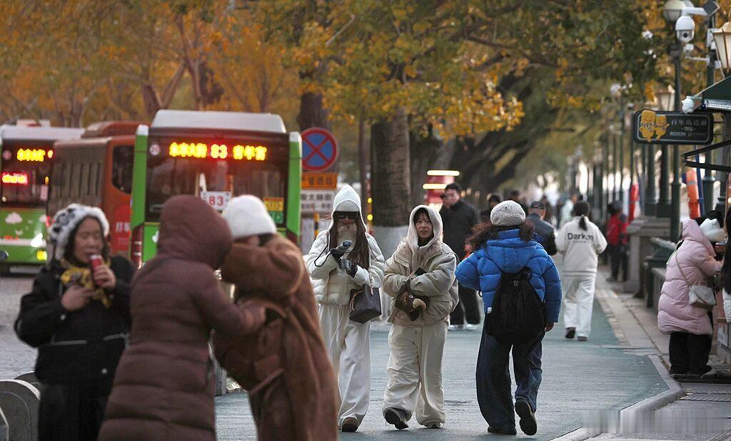 ⚠️天气提示｜明起两路冷空气先后抵达，多地降温明显！
10 月 29 日 —31 日，青藏高原中东部迎来强雨雪，日喀则南部高海拔区域有暴雪到大暴雪，局地特大暴雪，30 日为降雪最强时段。河谷地带大到暴雨，高海拔路段易积雪结冰。
请广大游客、市民密切关注气象预警，谨慎前往南部山区，自驾出行注意防滑 ​