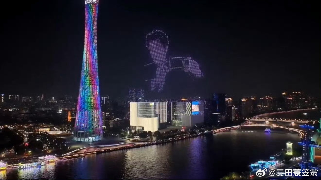 #全明星阵容告诉你中国人能飞#广州海心沙夜空里，三千架无人机编队腾空而起，将一众明星形象与数码产品化作漫天光影，把火爆网络的“中国人能飞”搬进现实场景。这句自带热血感的梗，搭配璀璨空中大秀，瞬间点燃现场观众的情绪。
 
这场空中发布会跳出传统室内展台的框架，以夜空为幕，融合大众喜爱的 ​
