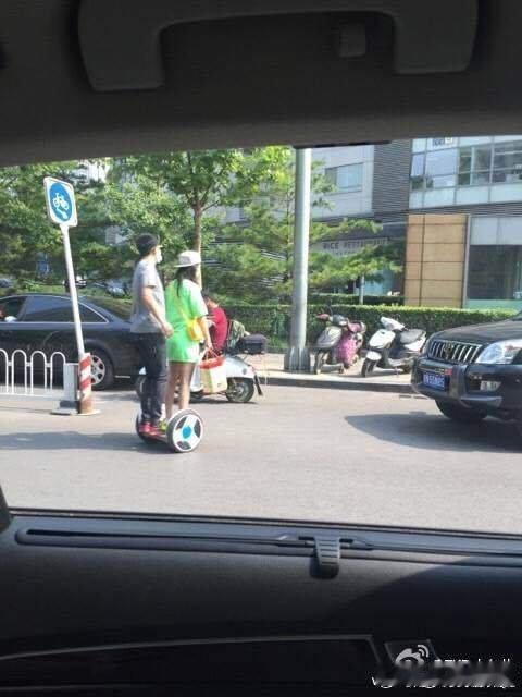 #张杰谢娜[超话]# 
z计划【图文】
共骑一个平衡车，KTV得牵着手唱的小情侣是也[期待][哇][抱一抱][抱一抱] ​