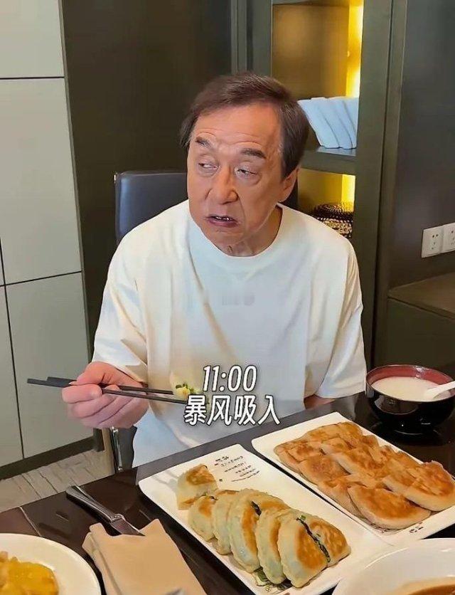 71岁的成龙，一顿饭就把半个娱乐圈的养生人设干碎了[泪奔] ​