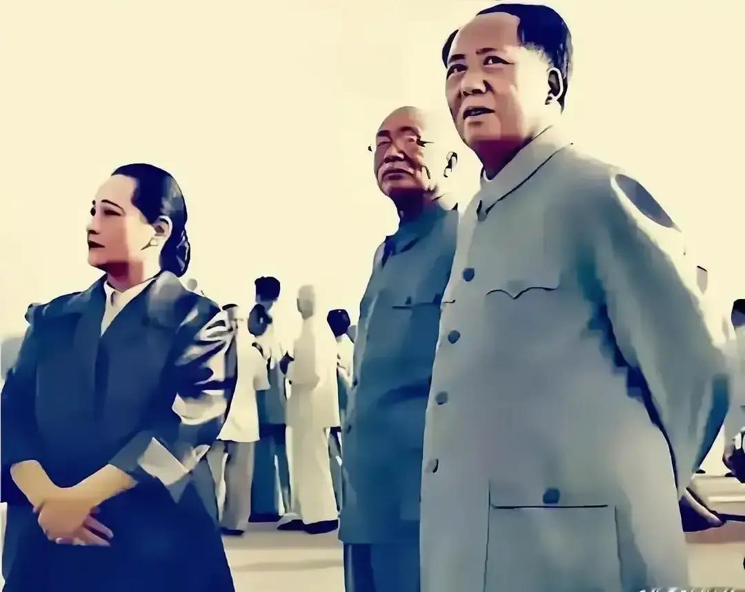 宋庆龄先生曾深情地说：“毛主席对我的称呼，从孙夫人到庆龄先生，再到亲爱的大姐，称呼的嬗变，说明我们都走进了对方的心里。能被润之主席称呼为亲爱的大姐，这是我引以为傲的！”
 
1949年夏天，北平前门火车站月台上，毛主席捏着烟卷，不时踮脚往铁轨尽头望。周恩来跟在他侧后方一步远，手里拿着一份刚送来的电报