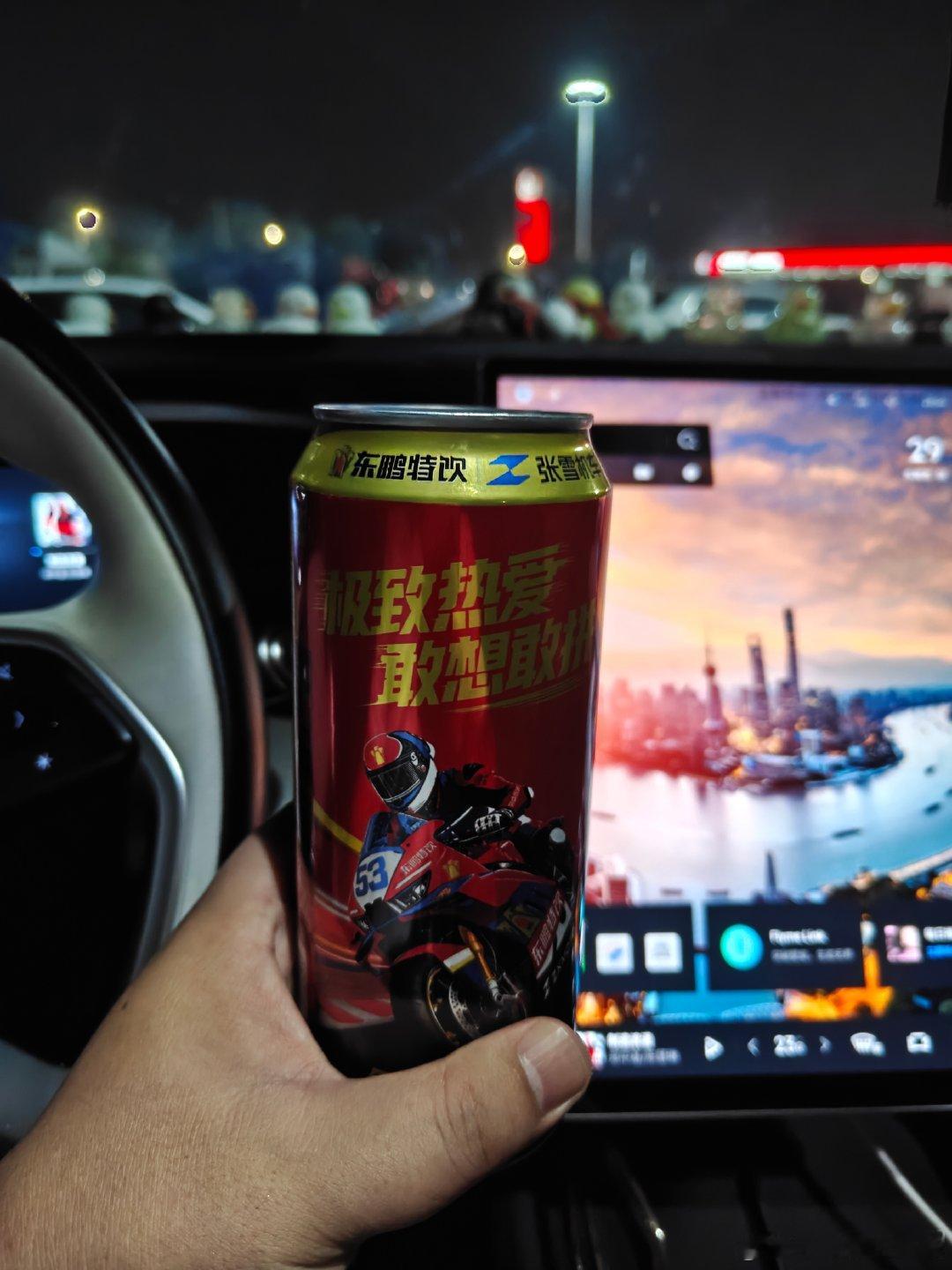 感觉开不动，这个东鹏热乎乎的。感觉喝了不提神。旁边这个理想的拉花还真好看。  ​