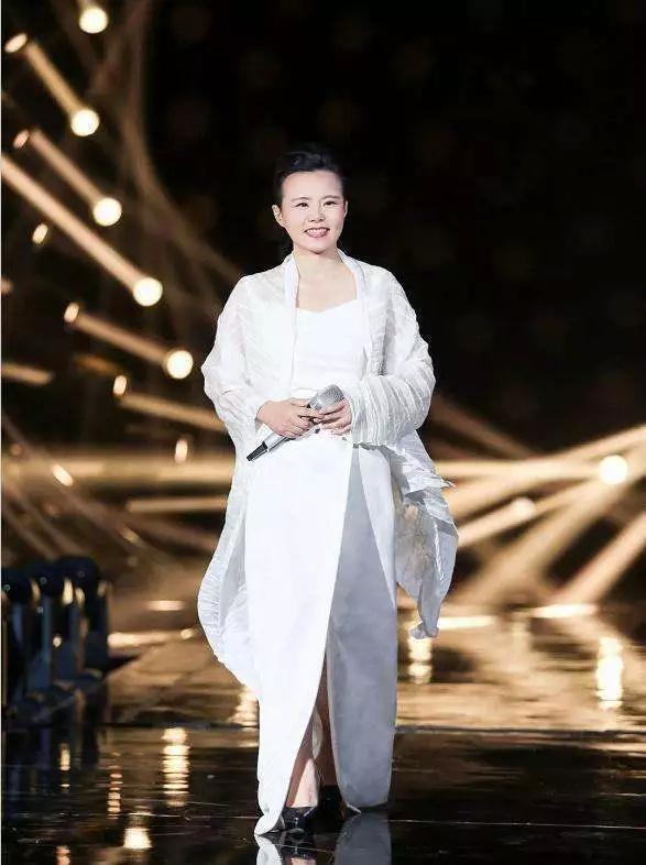 萍水相逢，真的能记挂于心吗？常言道“君子之交淡如水”，龚琳娜悼念敬一丹的发文就印证了这句话。
 
敬一丹离世后，不少圈内好友纷纷追忆，可歌手龚琳娜的发声格外出人意料。二人分属完全不同行业，交集寥寥。2025年8月1日北京音乐厅，龚琳娜举办五十岁生日音乐会，敬一丹到场登台致辞，由衷夸赞她活得通透坦荡。