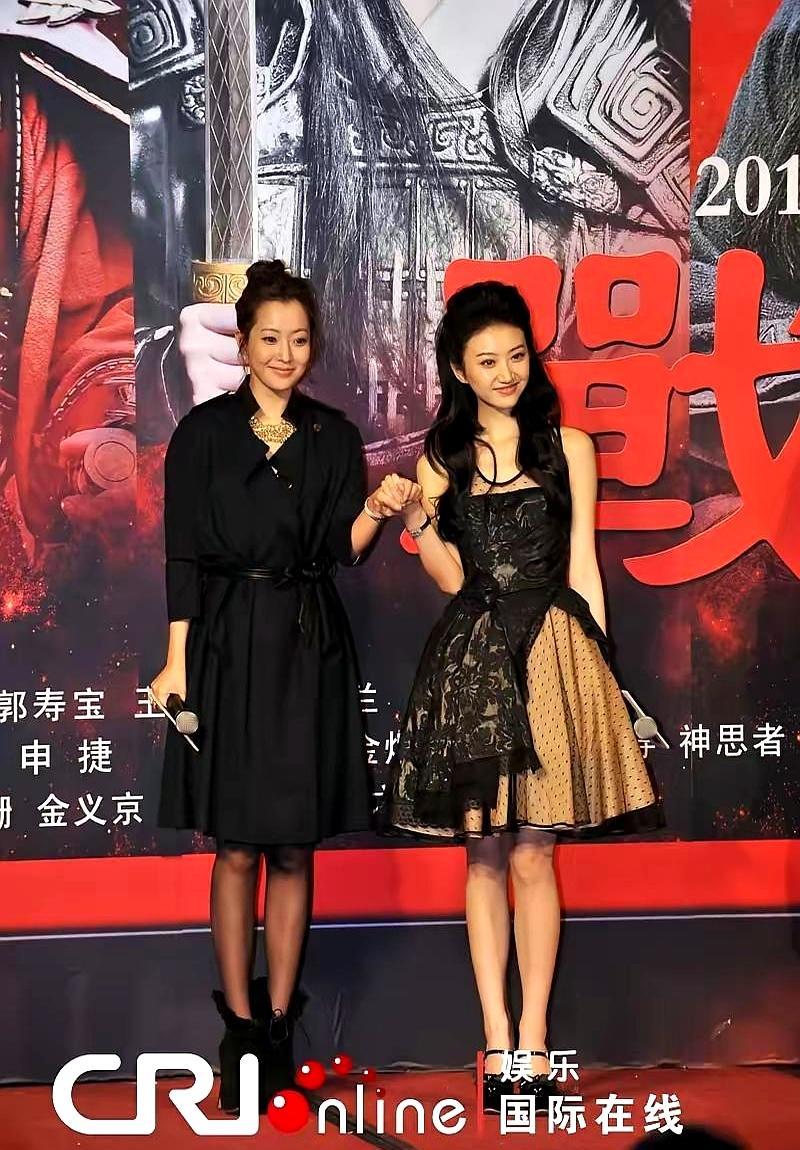电影《战国》宣发同框照里，红透亚洲的韩国女神金喜善穿着保守黑裙笑容拘谨，硬生生给刚出道一身抹胸裙、满脸春风得意的景甜当了陪衬
 

娱乐圈的番位从来不看资历，只看背后的靠山硬不硬。路征当年砸重金组建全明星阵容，一众实力派大腕全来抬轿子，昔日的神话女主金喜善到了这剧组，也只能拿到少得可怜的边缘戏份，乖