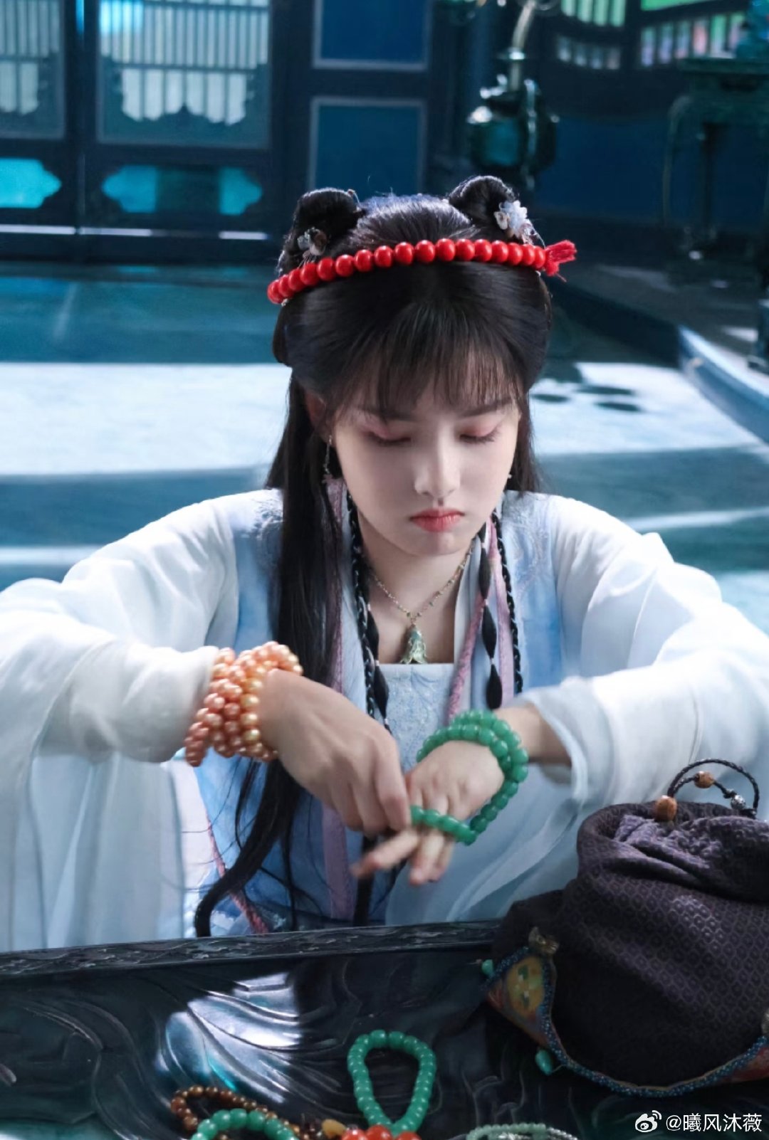 #艾米[超话]##艾米蓝灵娥##艾米##向全世界安利艾米# 
这小灵娥咋贪财有又贪吃😋萌萌的宝宝🪽 ​