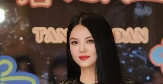李湘悄无声息地甩掉整整50斤肉，这事最狠的地方根本不在于她少吃了多少口饭。
前阵子有人在新加坡街头偶遇她，带着王诗龄散步，整个人的肩背薄得几乎看不出当年的影子，连以往那种遮不住的贵妇气场，都变成了轻盈利落。
早前社交账号受限的风波闹得沸沸扬扬，不少人还等着看后续，她倒是一声不吭，转头就干了一件极