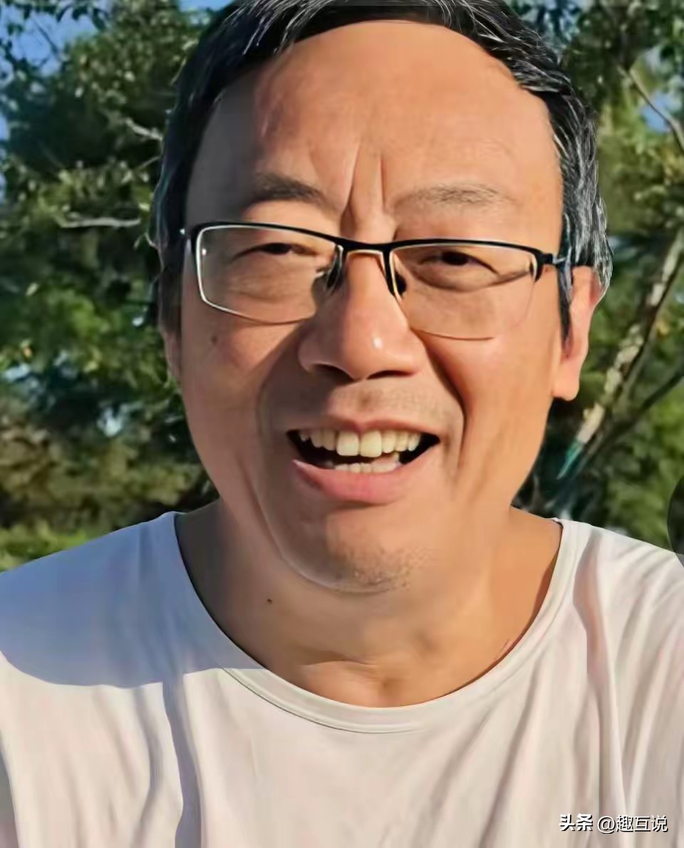 汤家凤正面回应郎咸平：闭关锁国这顶帽子我顶不动，希望手下留情。

郎咸平给郭美美母女洗白过吧，当年郭美美出事，郎咸平采访郭美美母女，这样的人说的话很难让人信服！

老郎的观点没有任何价值和说服力，郎就是精利的公知，支持汤教授。朗早已声名狼藉，骗婚骗钱，在上海滩上已臭名昭著！

朗教授有时候一惊一乍的