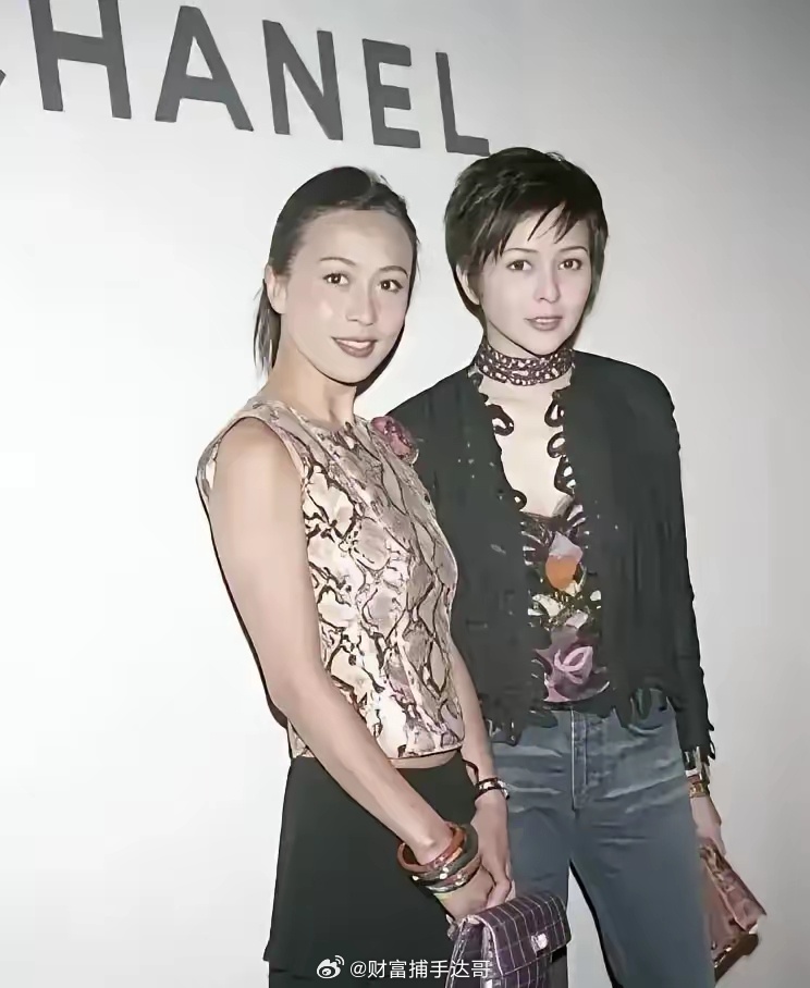 1988年那场晚宴散场时，有个不长眼的记者当着所有长枪短炮，冲着刘嘉玲大喊：“站前面点，你站关之琳后面显得太矮了！” 
换做现在的红毯，两边粉丝估计当晚就能在评论区撕上几千楼。 
刘嘉玲当时脸上的笑意没卸，脚下硬是一步都没往前挪。 
反倒是被众星捧月的“关大美人”先挂了脸。关之琳转过头，冷 ​