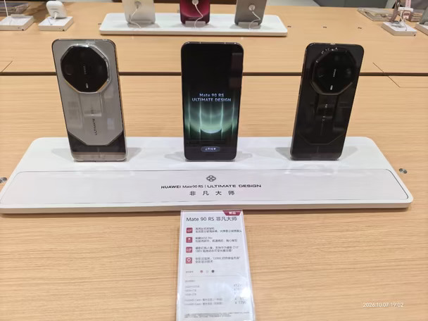华为Mate90系列真机实拍📱
线下摸到新机，质感真的惊艳
睿影红枫影像、玲珑屏，颜值和实力双在线
心中有光，和Mate一起发光✨
#mate一起发光吧 #华为mate90 #鸿蒙 #拍照手机 #国产手机 #智能手机