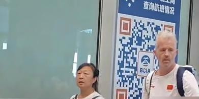海宁走的时候甩下的那句“战术执行稀烂”，直接把中国男排最后一块遮羞布给扯了下来。
很多人还在骂外教甩锅，可大家心里其实都明白，场上站着的那几个人，已经是咱们目前能扒拉出来的最高战力了。
四年时间走马灯一样换了三任外教，从欧洲名帅换到亚洲教头，成绩非但没起色，反而一路跌停。
亚锦赛连四强的大门往