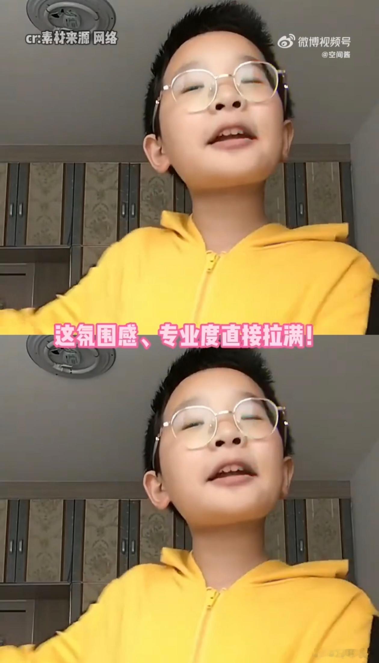 #别人开学报道钟美美开学抽查#十三岁靠模仿老师被百万签约追着跑，换别人早滑进直播带货。他没接，下架争议里沉几年，自己攒学费去念大学，火气收了但眼睛没钝。这回开学季没赶通稿没蹭综艺，就拿教棍回炉当一回"钟老师"，抽查同学唱歌像给老本行交作业。年少成名最难的不是红，是红完还愿意站回讲台前 ​