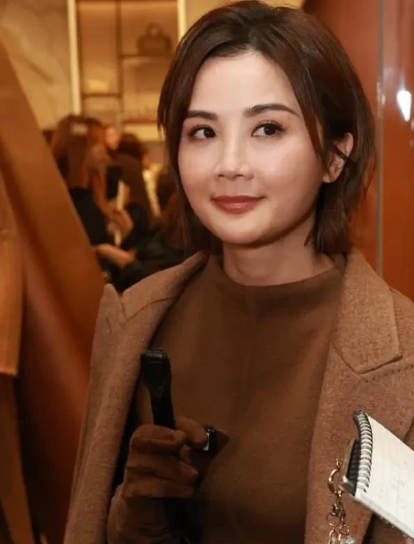 阿Sa这次是真的把话说绝了，一句“前朋友”，直接斩断了二十多年的交情。
面对镜头，她连着叹了好几口气，那种失望和疲惫感，隔着屏幕都能透出来。以前借给对方的钱，她连具体数字都不愿再算，干脆当成是“给小朋友包的红包”，挑明了压根没指望能要回来。
钱打了水漂还在其次，最让人心寒的，是身边这帮老朋友接二