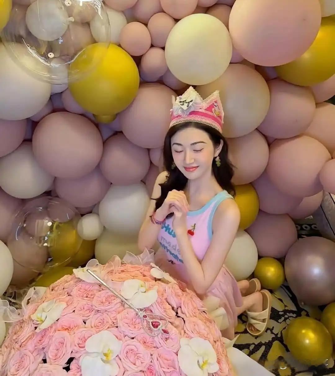 38岁景甜生日照一出，直接惊艳全网！一身粉嫩小短裙出镜，满满少女感，谁看了不感叹一句状态绝了。 ​