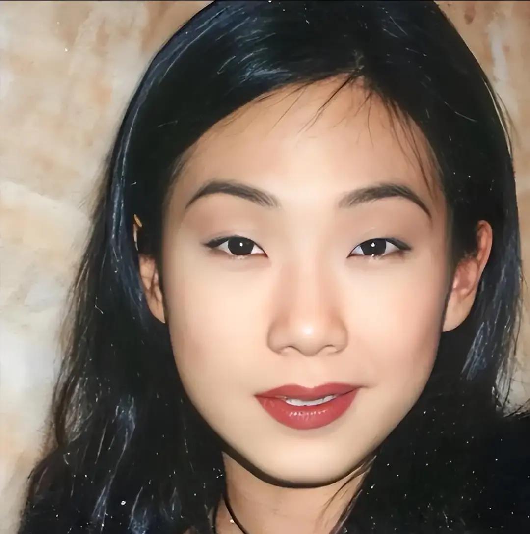 2004年，林忆莲向李宗盛提出离婚，李宗盛坦言：我年近半百，却要妻离子散，真的是嚎啕大哭，有天接到了前妻朱卫茵的电话。

他那会指尖还沾着刚磨完咖啡的棕褐色渍印，指节因为攥了太久钢笔泛着青白，电话接通的瞬间他甚至愣了两秒——分开快十年，他们的联系从来都是绕着两个女儿的日常，极少有这样毫无预兆的来电。