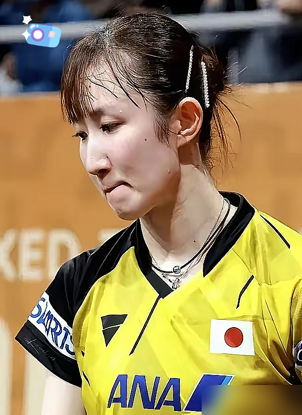 全网都在嘲笑早田希娜衣服太紧、勒出尴尬印子，却不知道这布料里，藏着掀翻国乒的野心。
国乒队服宽松，为的是中远台大范围跑动。而日本队专门定制修身版型，真不是差那点布料。
早田为了死磕中国队，疯狂加练改打近台快攻，生生练出了一身腱子肉。
把肌肉塞进紧绷的队服，只为减少那微乎其微的空气阻力，保证零点