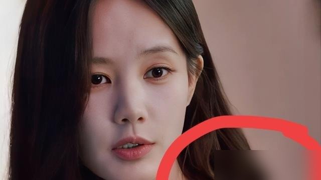 李一桐在家穿个吊带，弹幕直接炸了，说这哪像江浙沪独生女。
结果懂行的人一看，这哪是随便穿的，这是给余梦埋雷。吊带越随意，后面摔得越狠，编剧早把刀子藏进衣柜了。
戏里余梦被生活按在地上摩擦，戏外李一桐更狠。自曝被熟人借走六七位数，扭头就报警，一点不带犹豫。还说自己被骗过钱，也被骗过感情。
你看，