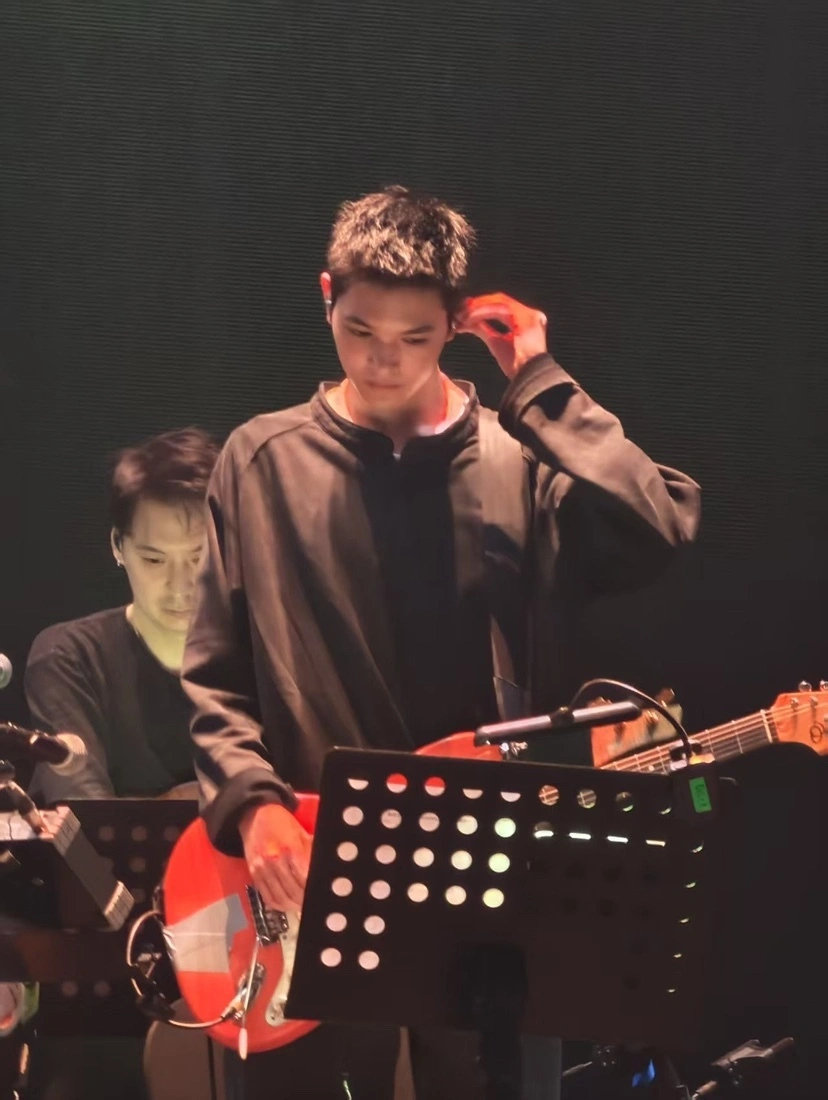 张智霖儿子再次现身演唱会当吉他手 ​