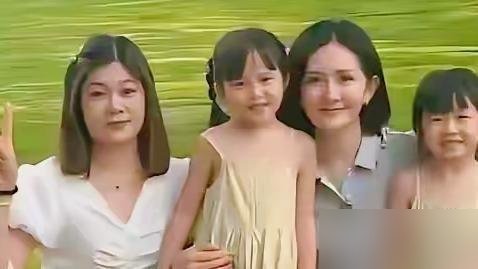 谢娜三个女儿的正脸，还是被人拍到了。
镜头怼着脸拍，三个孩子长相全随了张杰。谢娜之前连发一串感叹号求大家别拍孩子，没用。
这夫妻俩挺有意思。张杰一年28场演唱会，创下纪录，但每年暑假雷打不动停掉所有工作，回家陪三个闺女。谢娜的访谈节目刚改成固定周播，事业也在往上走。
一边是张杰在台上唱到缺氧，