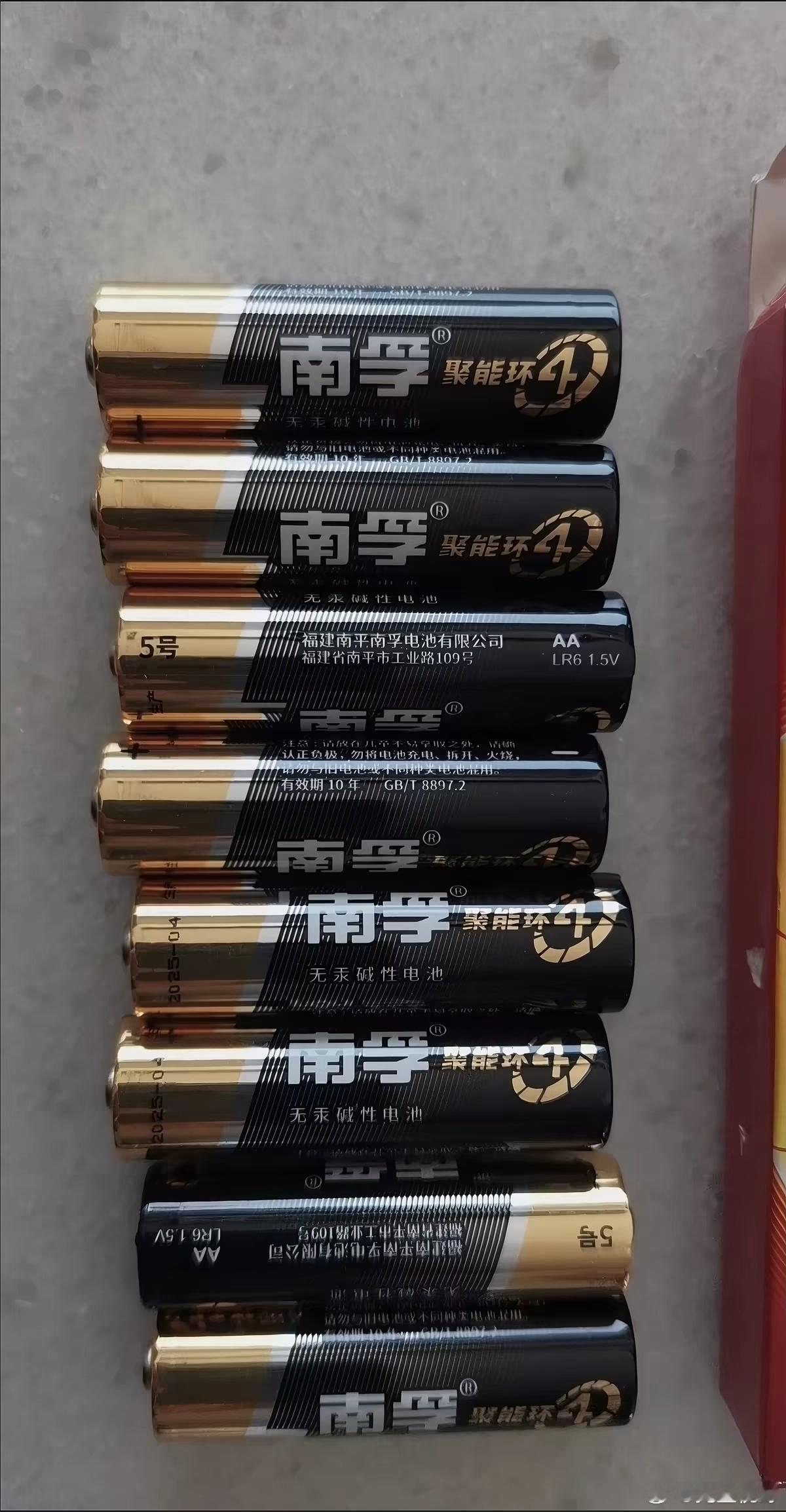 #中国能量尽情绽放##中国女足为什么值得被看见#   南孚聚能中国女足尽情绽放

TVC里最打动我的，不是捧起奖杯的高光瞬间，而是女足姑娘拼尽全力，哪怕没有夺冠，依旧咬牙坚持的画面。
 
冠军值得喝彩，但值得被看见的从来不只冠军。
 
聚光灯总是优先给到站上领奖台的胜利者，但在赛场上，有不少 ​