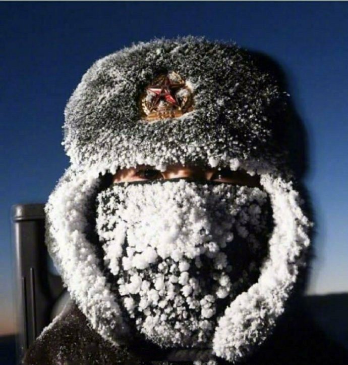 向冬天寒冷雪地里的边防战士致敬，请花1秒时间给他一个赞！[赞] ​​​