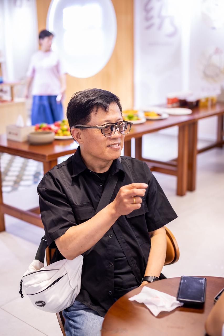 "科技也可以关心一些很小的事：一句问候有没有被接收到，一段聊天能不能更顺畅地继续。雷鸟iO把语音转成眼前的字幕，为听障朋友的交流提供辅助。生活里这些细小的连接，值得被认真对待。
#AI眼镜给听障人士开了一扇窗##等我戴上眼镜你再说#" ​
