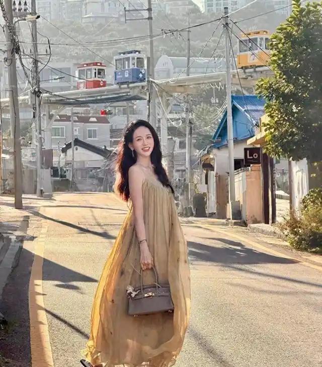 47岁陈乔恩釜山度假美出圈，薄纱长裙配爱马仕，松弛状态哪像中年人 ​