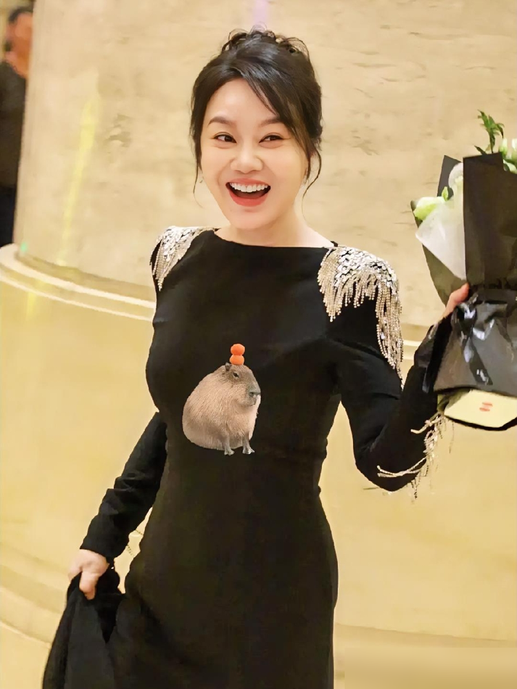 沈梦辰问闫妮，拿了奖第一个想抱谁，闫妮眼睛一瞟胡歌，慢悠悠来一句：他俩离得近，抱俩行不行，左右逢源热闹点，我都谈妥了。
沈梦辰当场接不住话，热搜炸了。
往前一翻，闫妮采访永远像喝了二两，说话慢半拍，眼神飘着走，别人急得冒汗，她还在那儿晃。
有人说她装，闫妮自己认了：这就是松弛感。但这话没说到根
