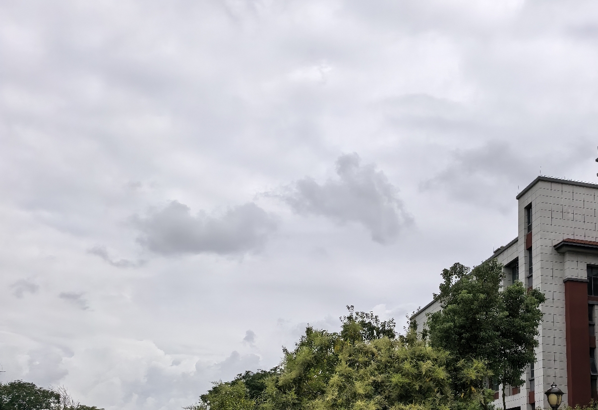 莫斯科遭到乌克兰无人机群袭击，以为是壮汉打小孩，现在变成农妇互相扯头发，再这么打下去什么时候是个头？